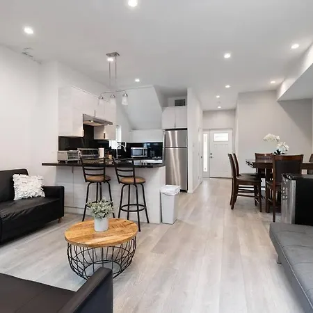 Prime La Location: Stylish 2-Bedroom Getaway!